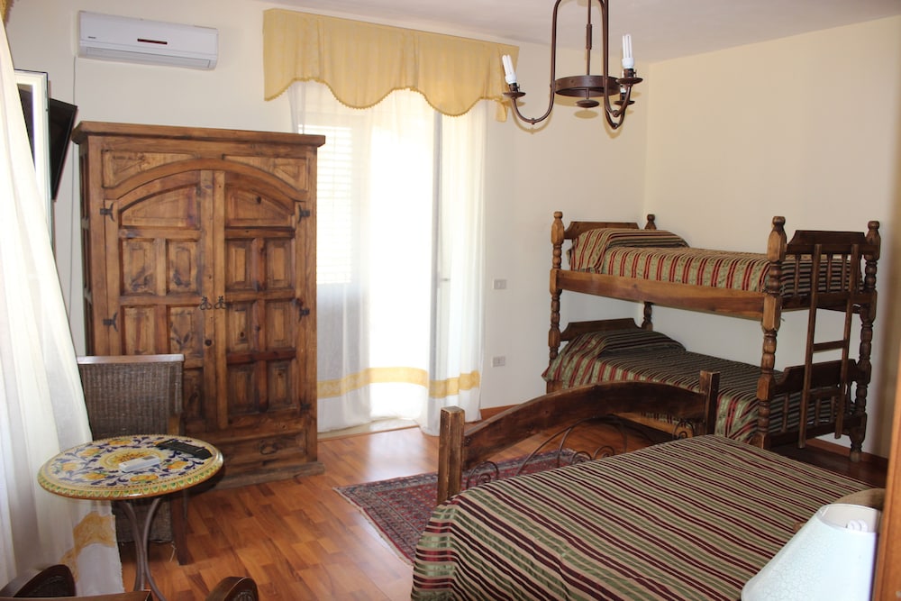 Quadruple Room - Photo 1