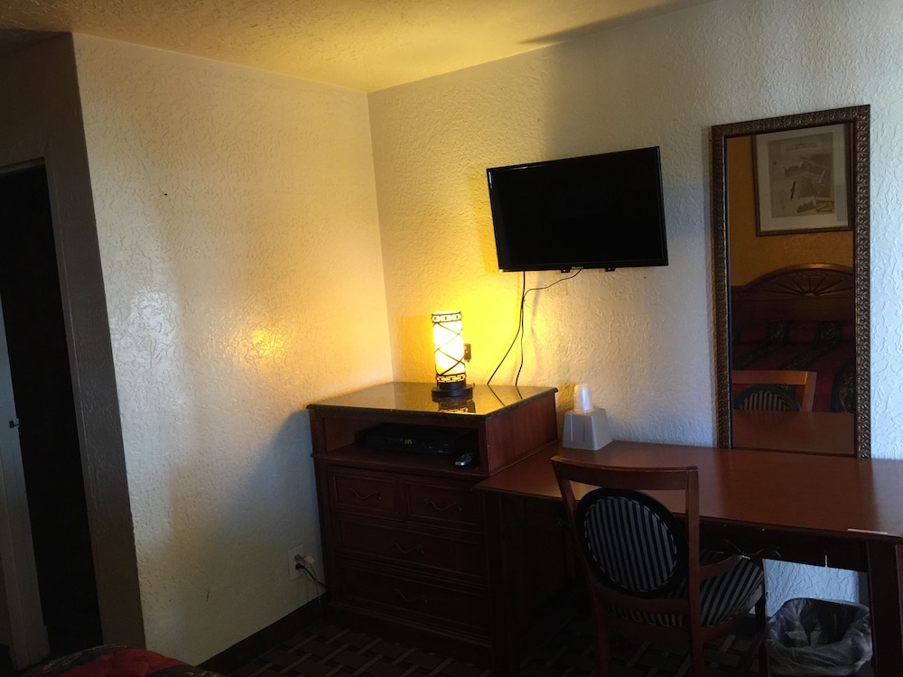 Standard Room, 1 Queen Bed photo 2