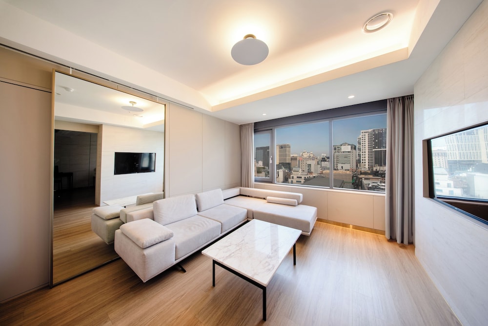 Eliena Suite photo 2