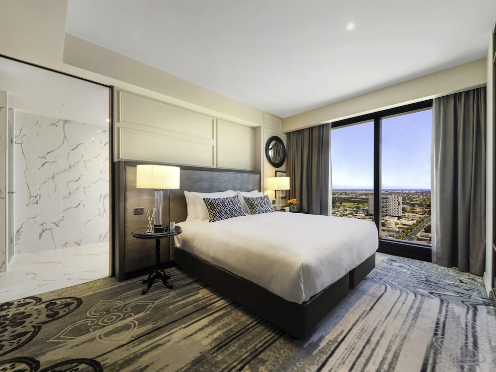 Club Suite, 1 King Bed, Accessible, Club Lounge Access