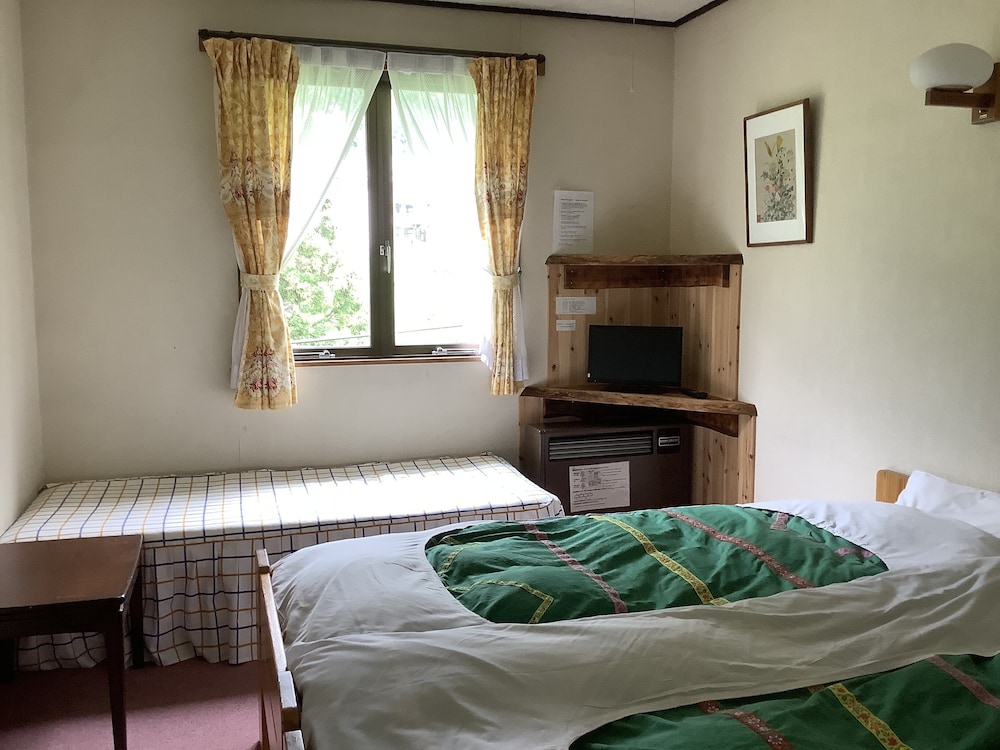 Standard Room With Extra Bed, Private Bathroom And Shared Toilet photo 2