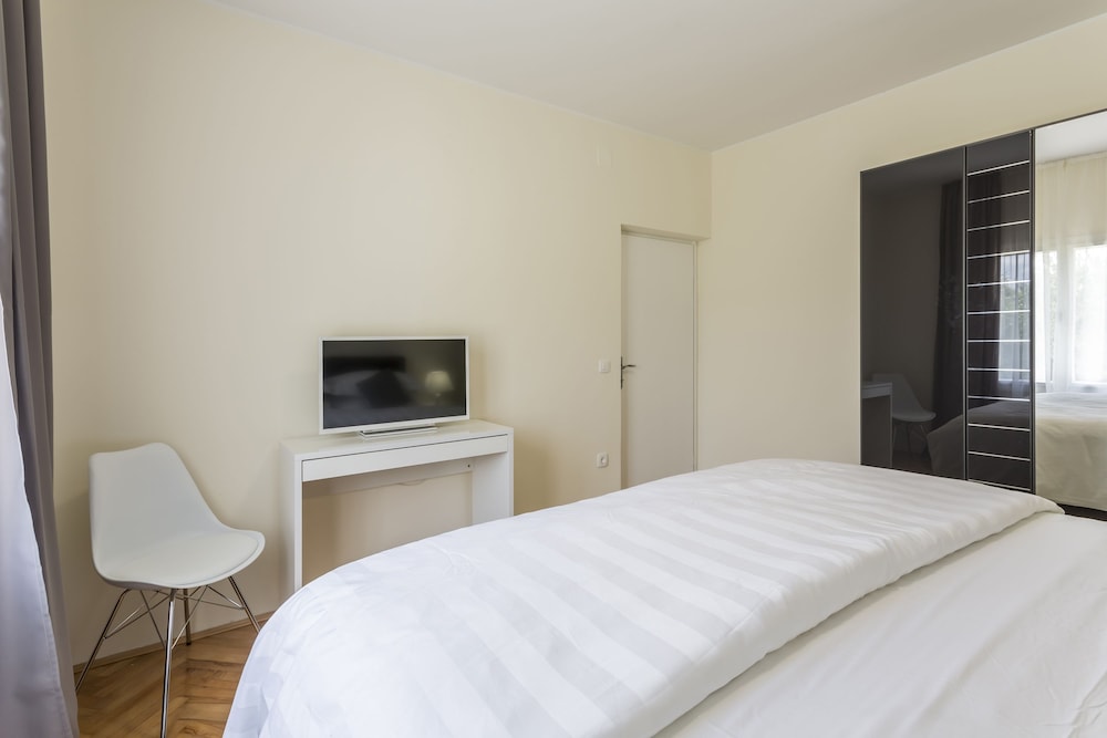 Apartment, 1 King Bed with Sofa bed, Garden Area photo 3