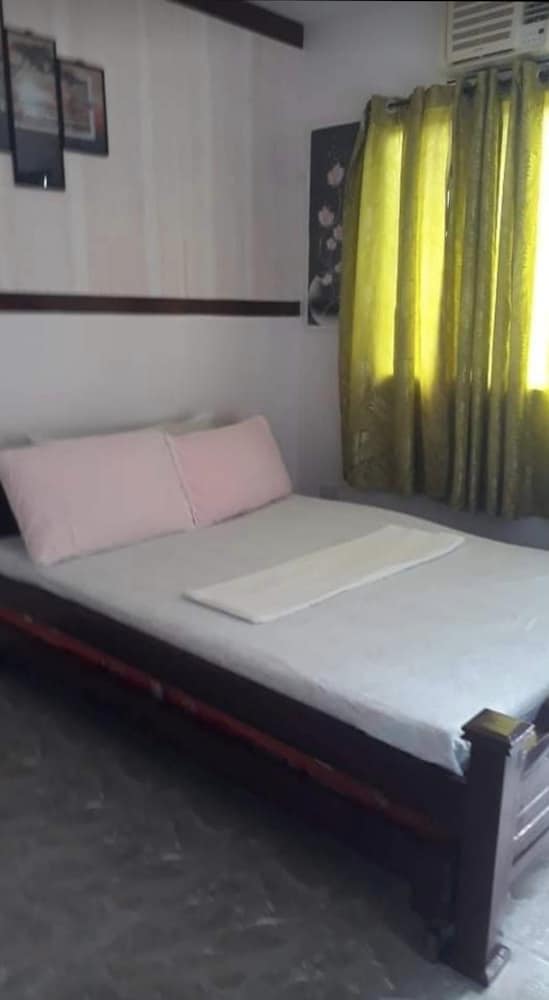 Deluxe Room, 1 Queen Bed, Non Smoking, Garden View photo 2
