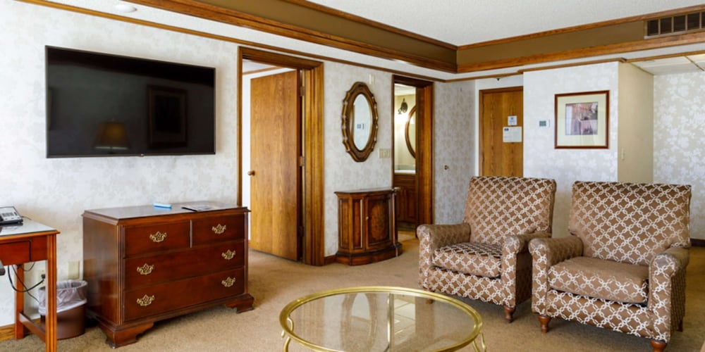 Executive Suite, 1 King Bed, Non Smoking photo 2
