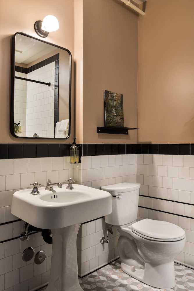 Standard Room, 1 Queen Bed, Shared Bathroom (Queen Shared Bath) - Photo 3