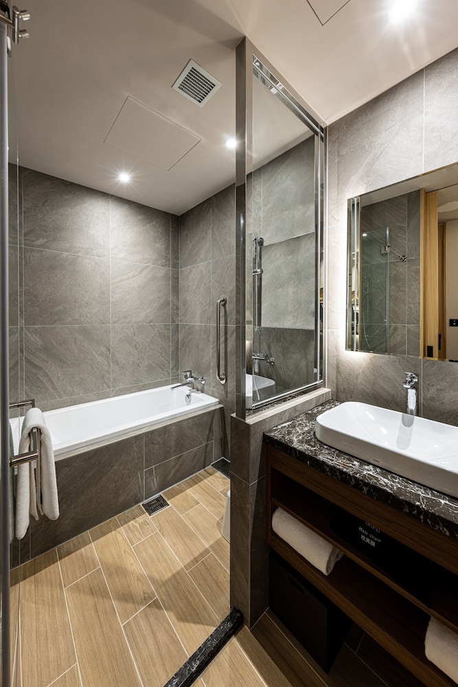 Available room thumbnail 6