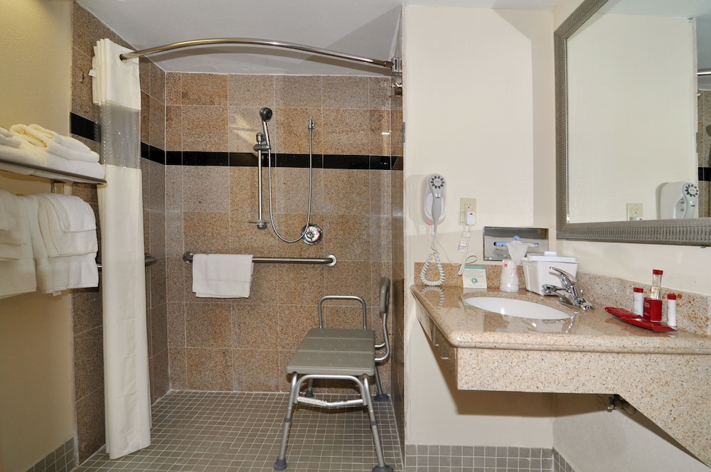 Standard Room, 2 Queen Beds - Photo 12