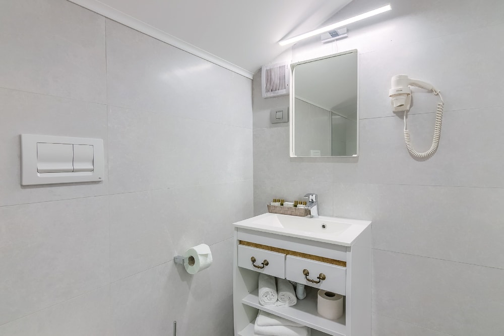 Deluxe Room, Balcony - Photo 9