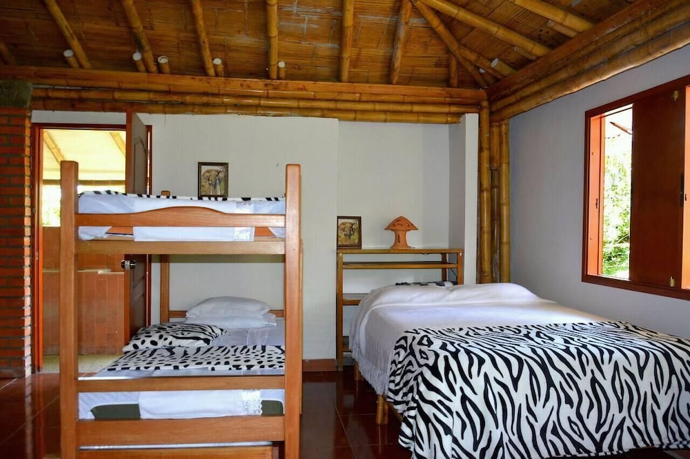 Quintuple Room, 1 king size bed, 1 bunk bed photo 2