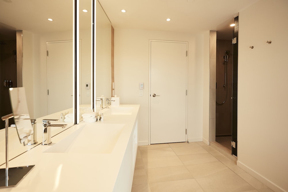 Premier Room, 2 Queen Beds, City View thumbnail 5