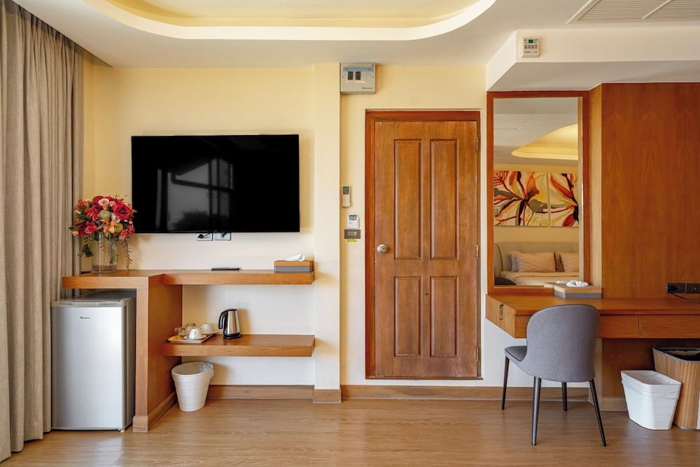 Deluxe Family Suite with Seaview photo 3