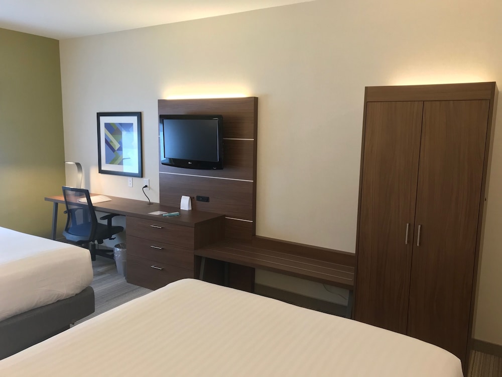 Standard Room, 2 Queen Beds - Photo 6