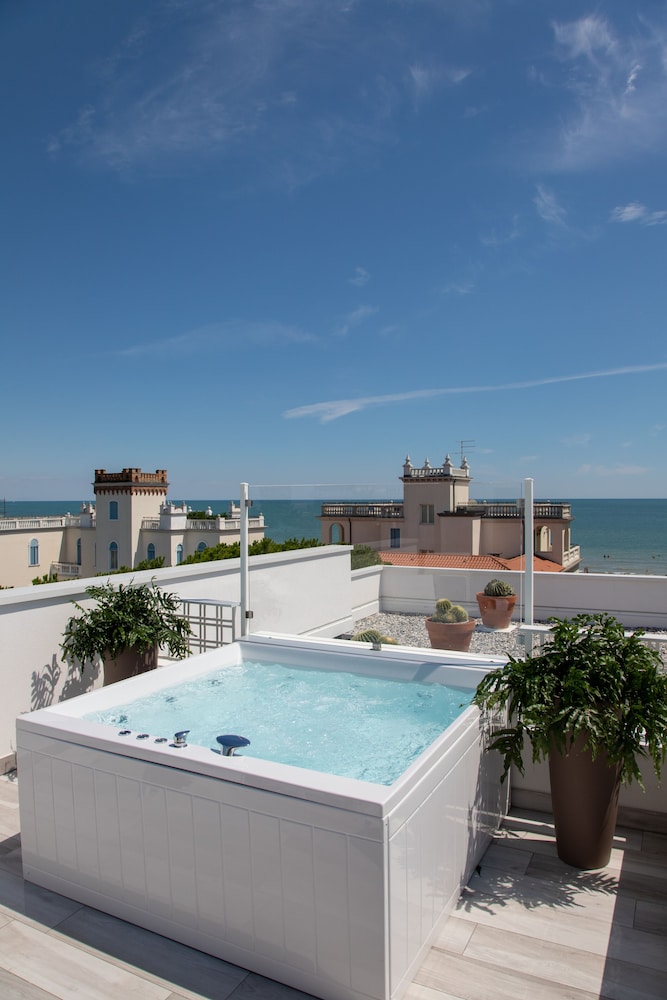 Deluxe Triple Room, Sea View photo 2