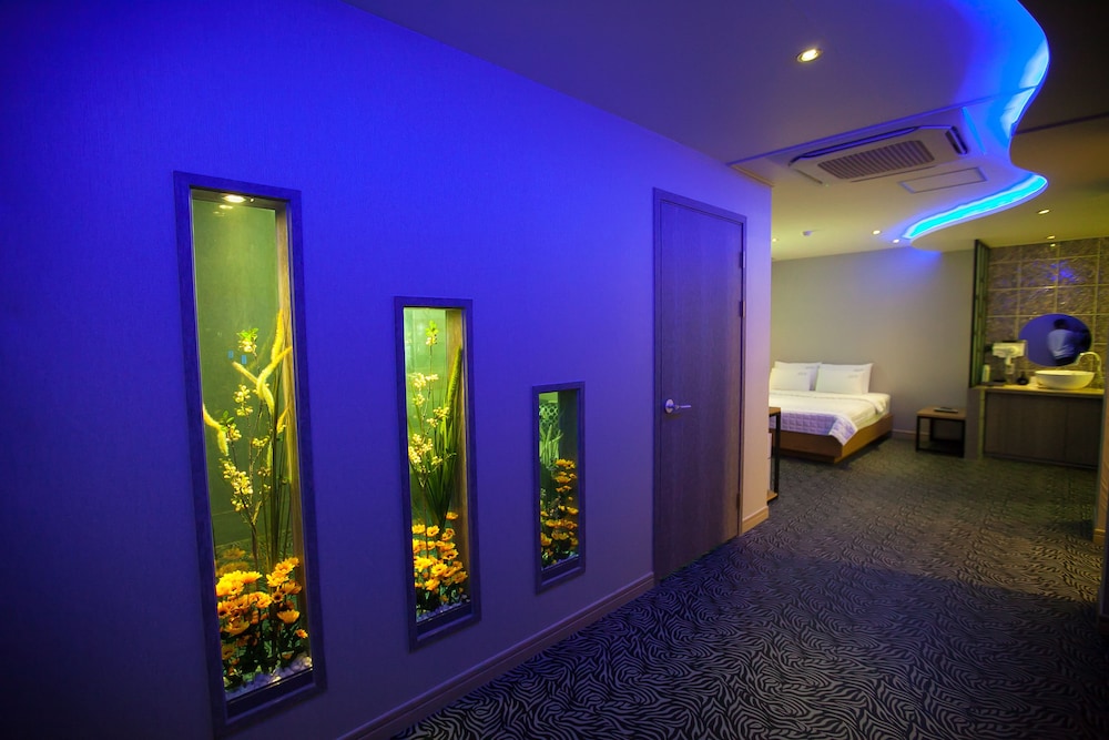 Luxury Room, 1 King Bed, Non Smoking, Mountain View