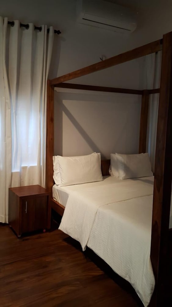 Deluxe Room, 1 King Bed, Non Smoking photo 2