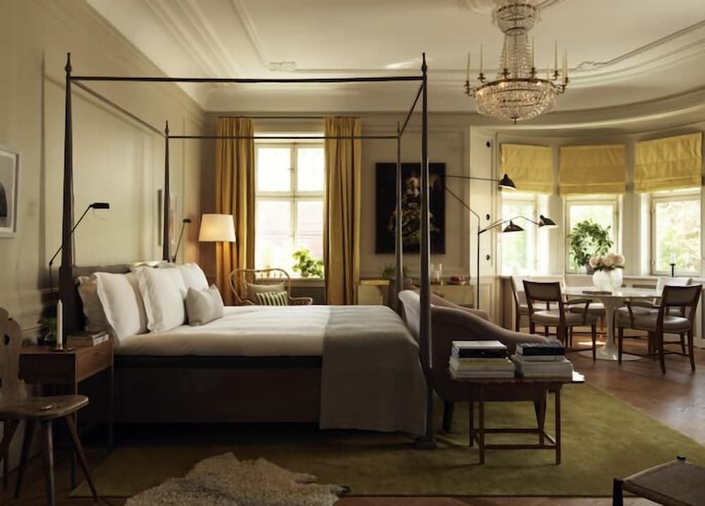 Suite, 1 King Bed, Garden View