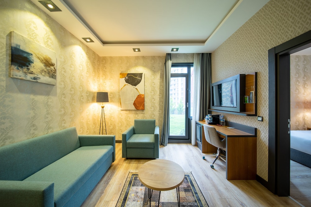 Suite, 1 King Bed, Smoking, Balcony - Photo 8