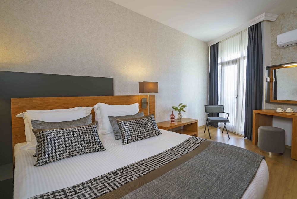 Superior Room, City View thumbnail 6