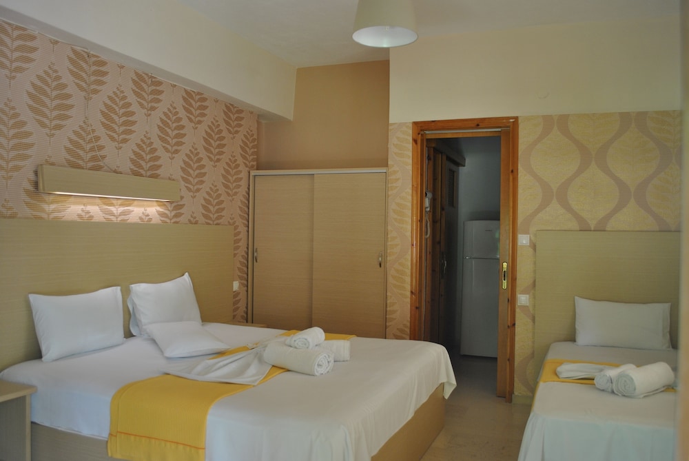 Basic Double Room, 1 Bedroom, Kitchen, Partial Sea View photo 2