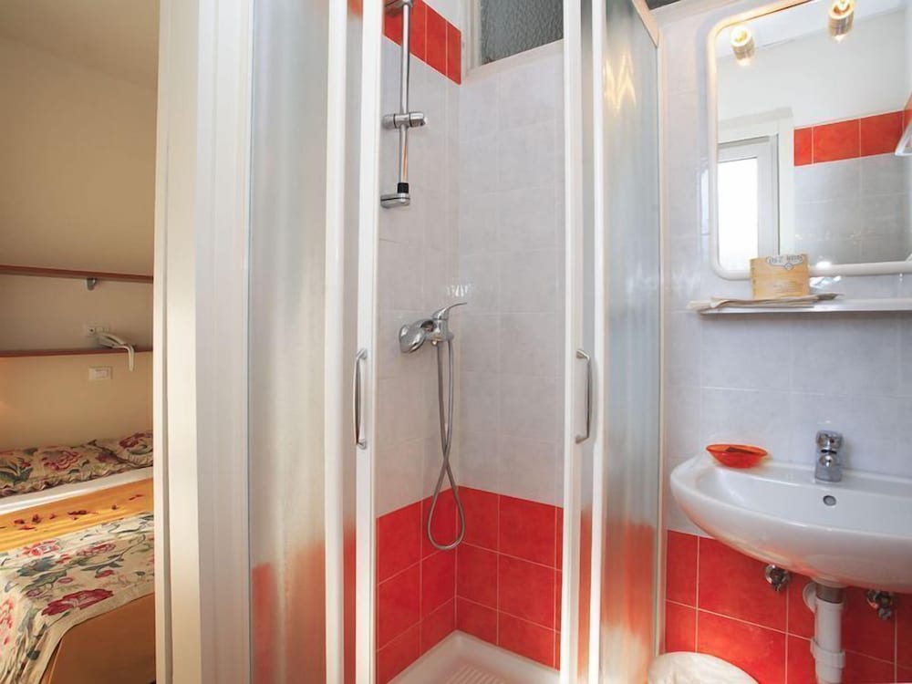 Double or Twin Room - Photo 4