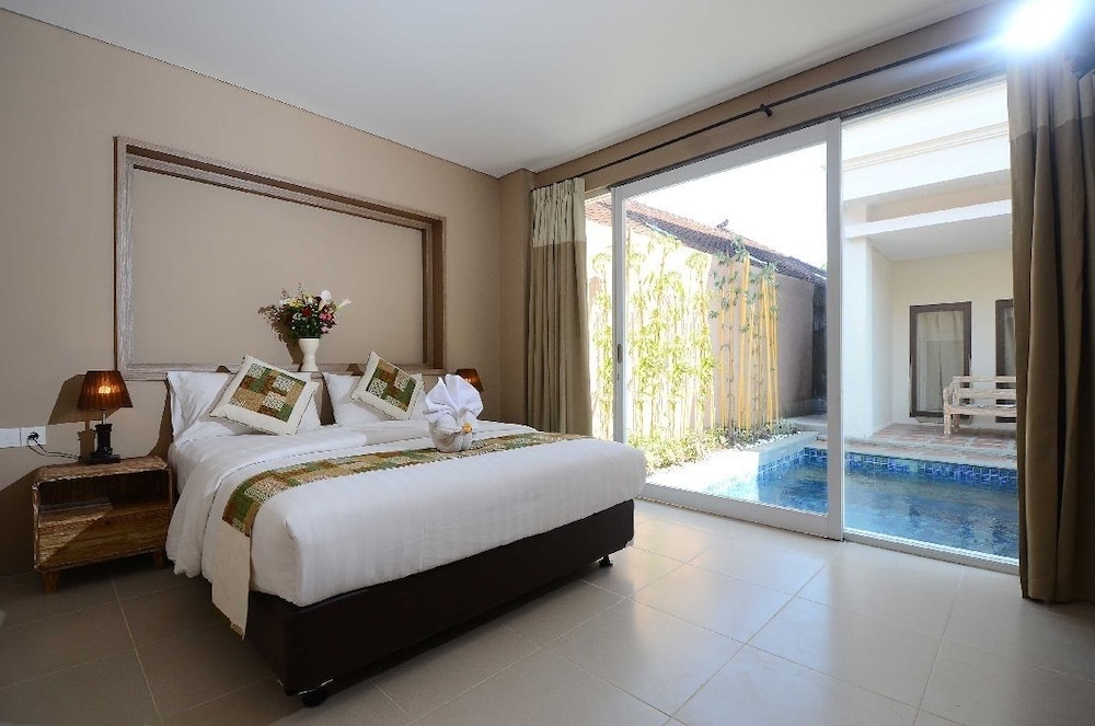 Signature Room, 2 Bedrooms, Pool View photo 3