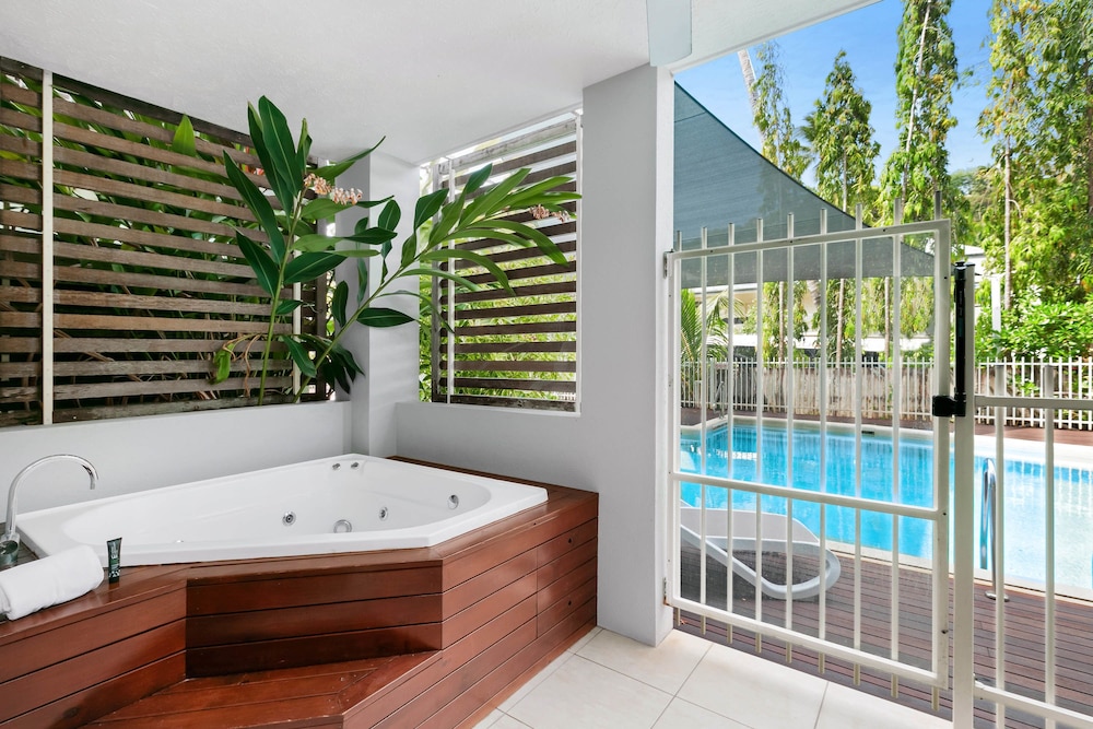 Spa Swim Out Room - Photo 8