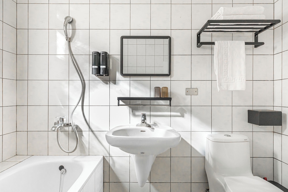 Deluxe Double Room with Bathtub - Photo 9