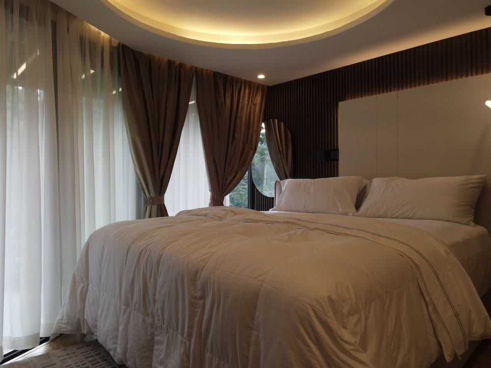 Deluxe Studio Suite, 1 King Bed, Balcony, Mountain View