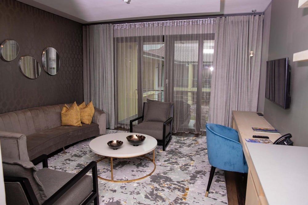 Luxury Suite photo 2