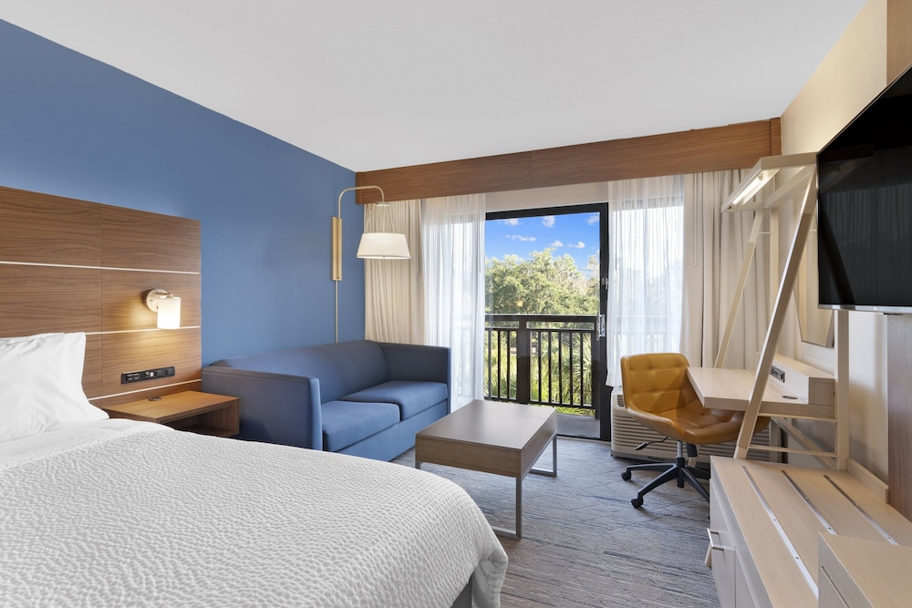 Standard Room, Multiple Beds thumbnail 6