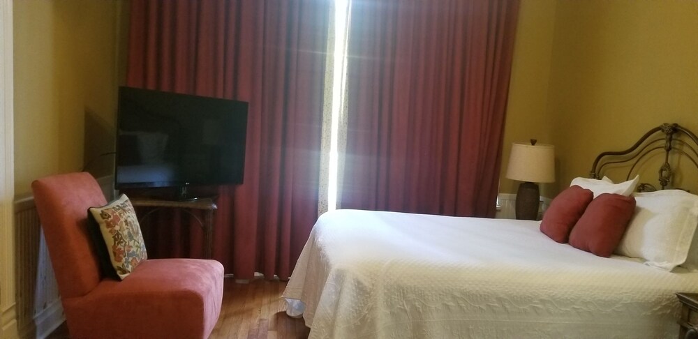 Signature Mason House Room, 1 Queen Bed, Non-Smoking (Pet Friendly-Room 22)
