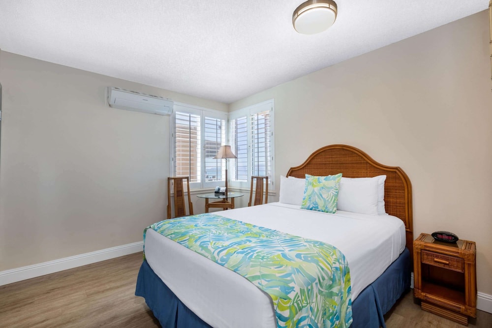 Room, 1 Queen Bed, Non Smoking, Partial Ocean View - Photo 6