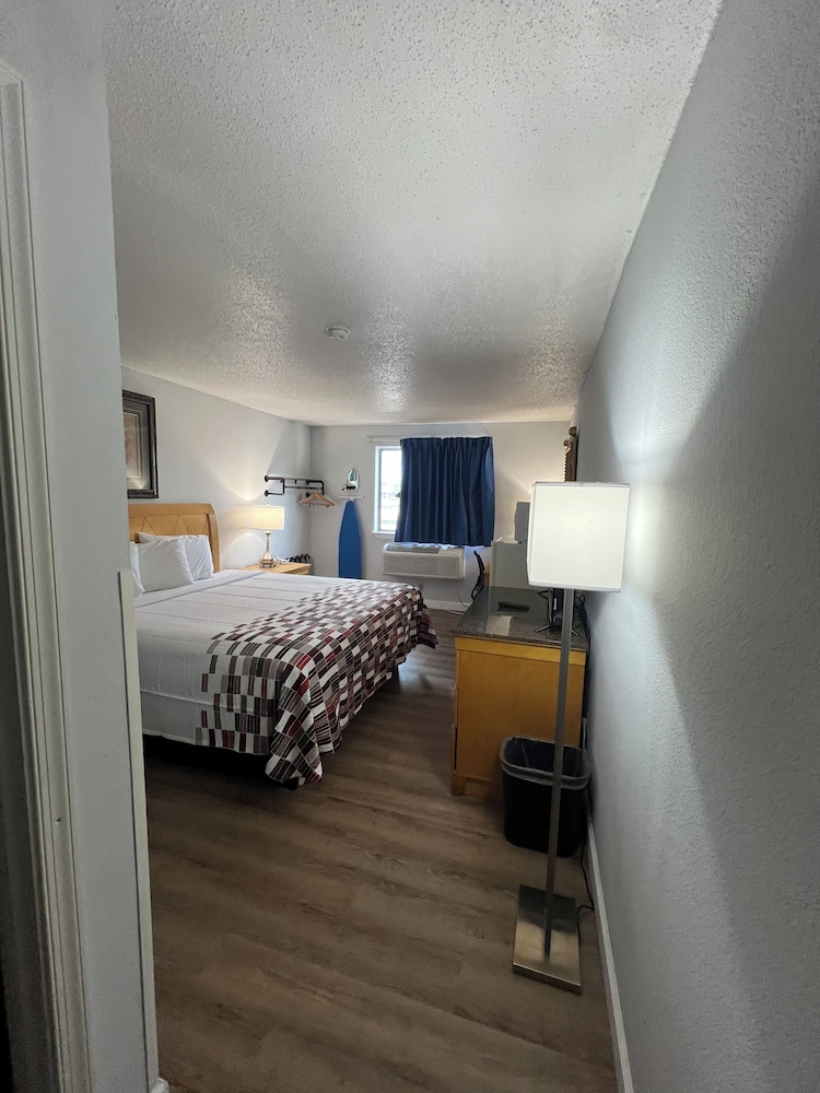Standard Room, 1 King Bed, Non Smoking photo 3