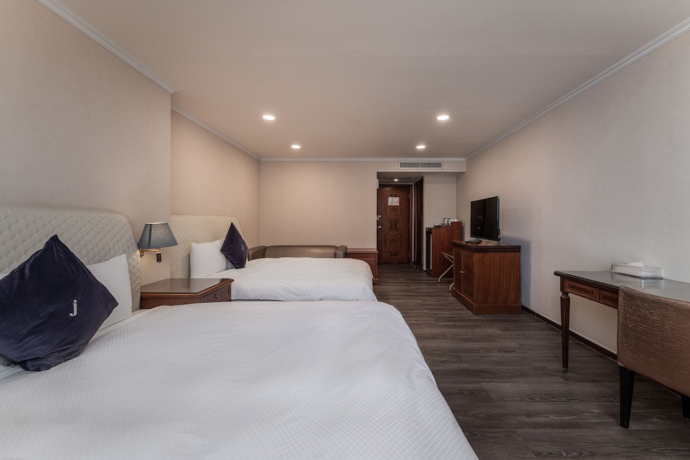 Deluxe Quadruple Room, 2 Double Beds photo 3