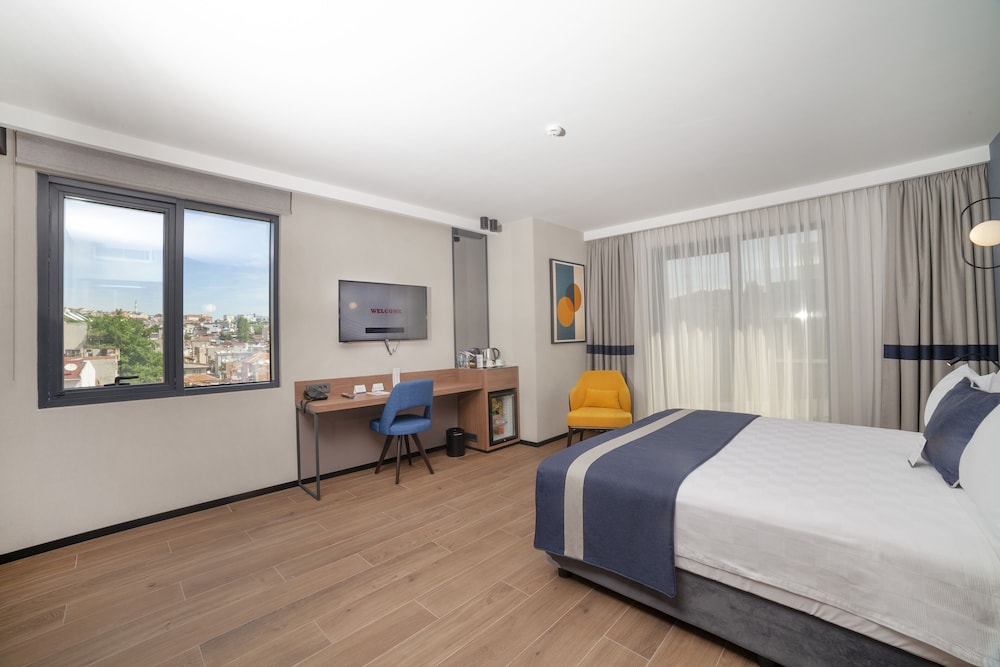 Deluxe Room, Terrace, City View - Photo 1