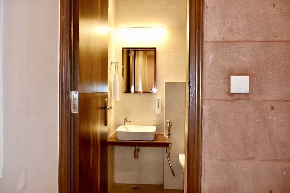 Heritage Deluxe Room, street view, King Bed ( ground or 1st floor ) - Photo 3