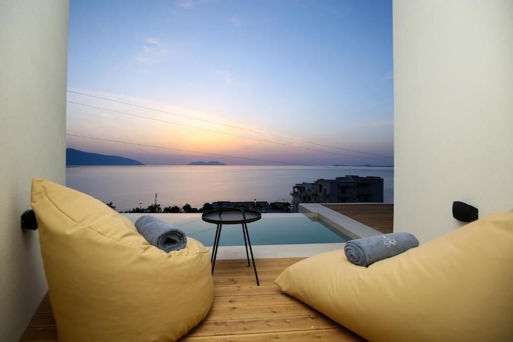 Deluxe Studio Suite, Private Pool photo 3