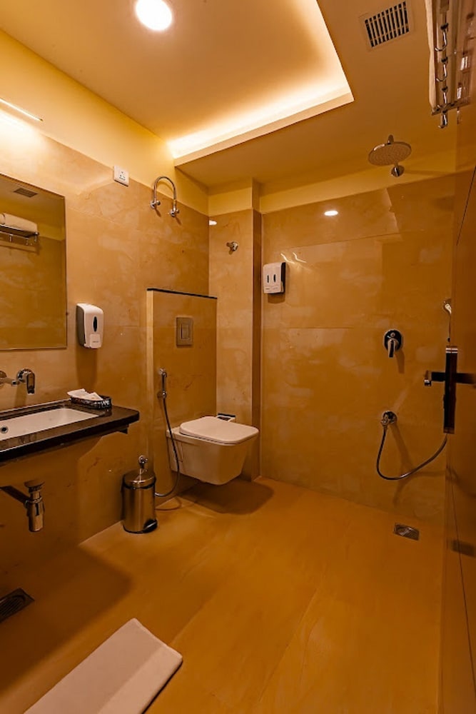 Premium Room, 1 King Bed - Photo 5