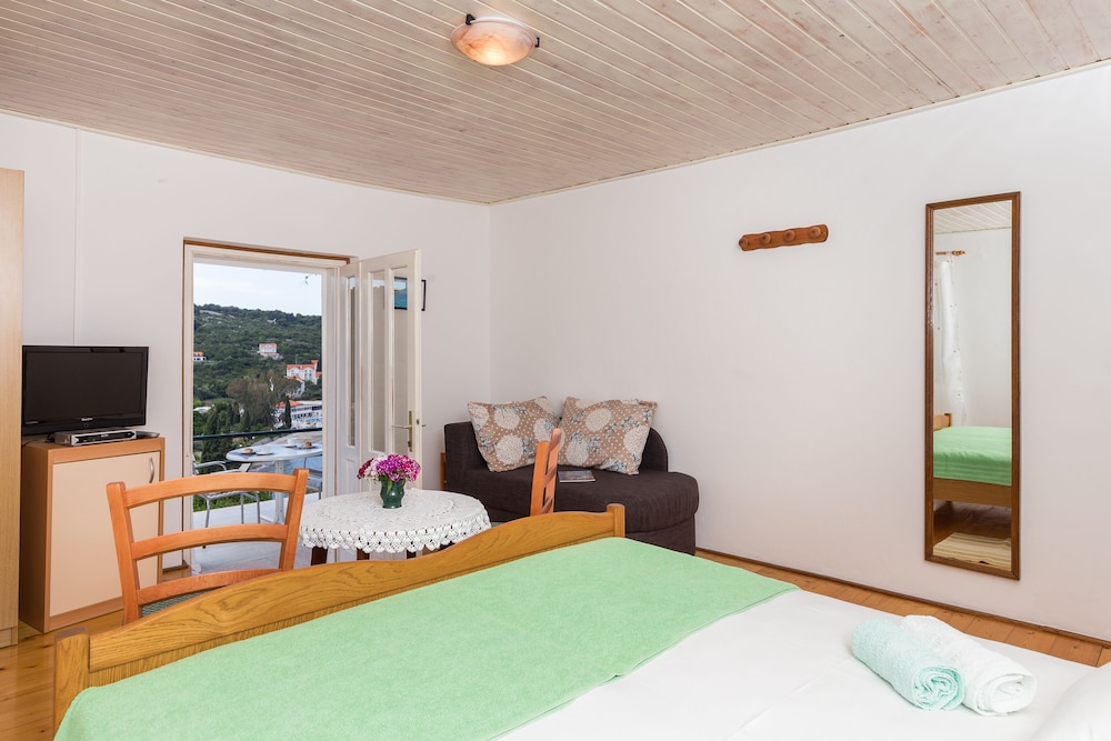 Studio (Studio Apartment with Balcony and Sea)