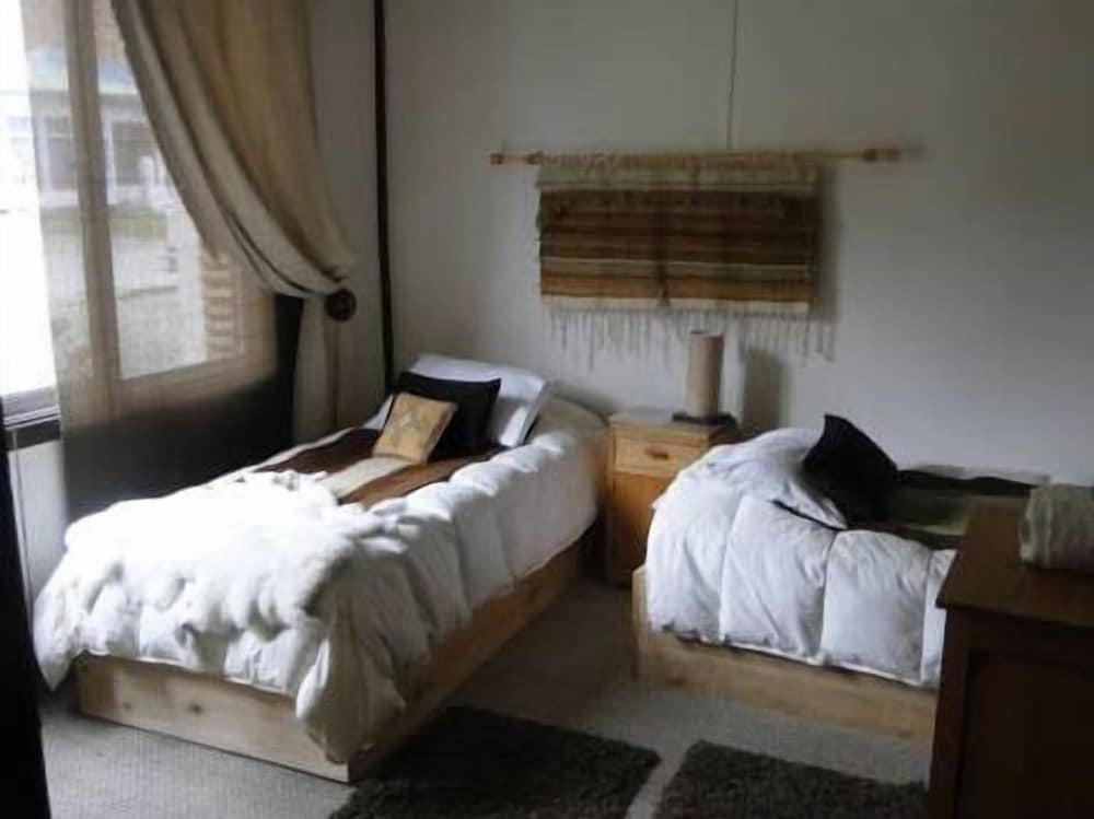Standard Twin Room With Shared Bathroom photo 2