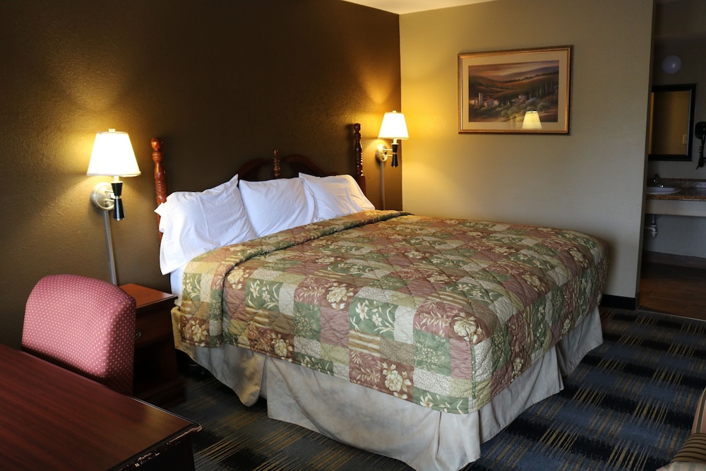 Standard Room, 1 King Bed, Non Smoking, Refrigerator & Microwave photo 1