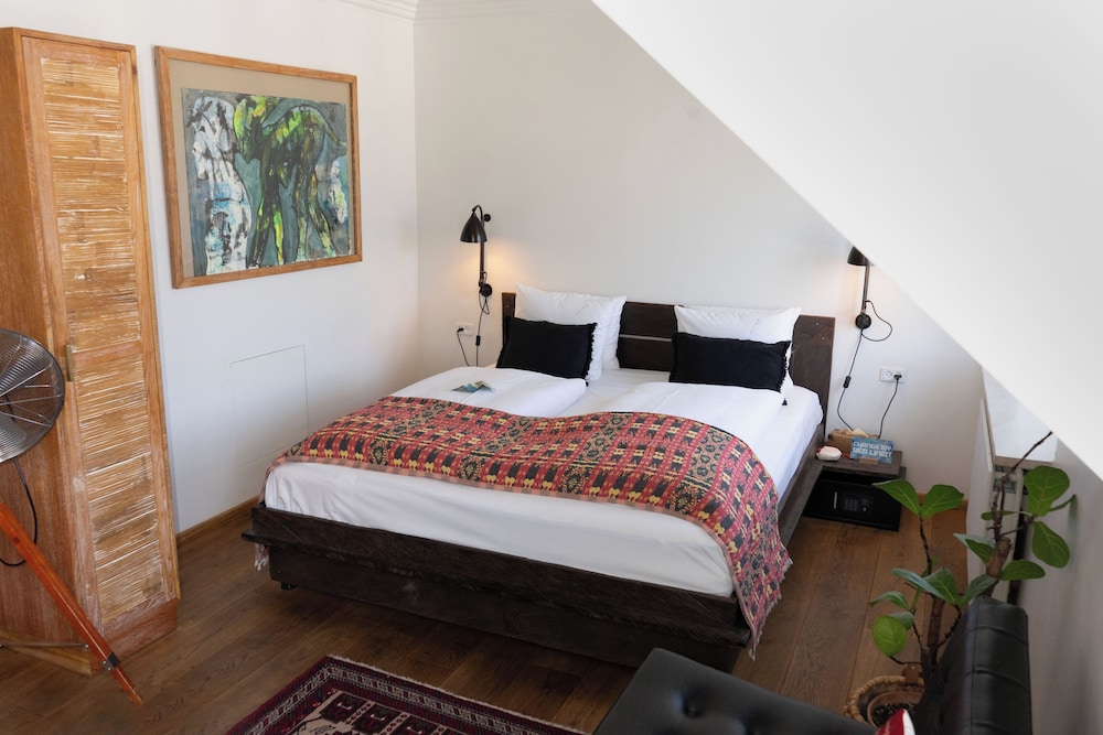 Panoramic Suite, 1 Queen Bed, Hot Tub, City View photo 3