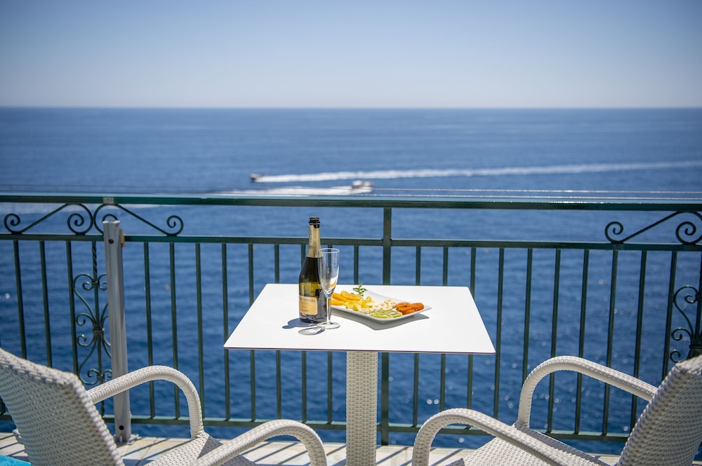 Superior Double or Twin Room, Non Smoking, Sea View photo 2