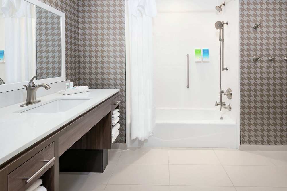Suite, 1 King Bed, Accessible, Bathtub