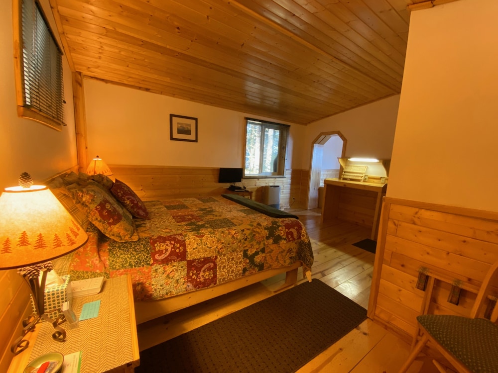 Deluxe Suite, Multiple Beds, Kitchenette, Mtn View (Wood Nest 1st Floor) ALL GUESTS MUST REGISTER