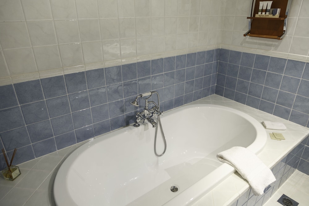 Sir Tristram Suite photo 2