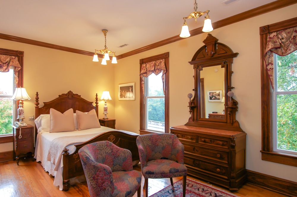 Suite, 1 Queen Bed - Mabelle Thompson - 2nd Floor No Elevator