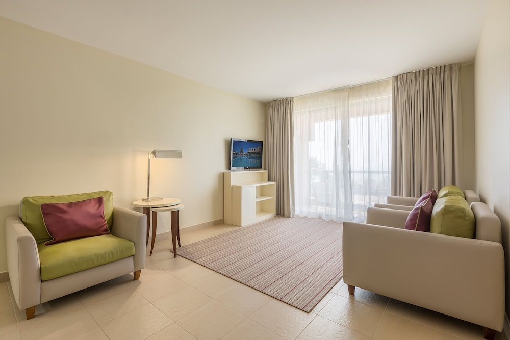 Suite, 2 Bedrooms, Sea View - Photo 3