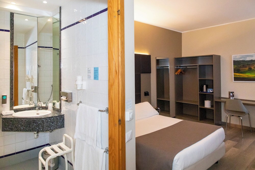 Superior Room, Mobility Accessible - Photo 4