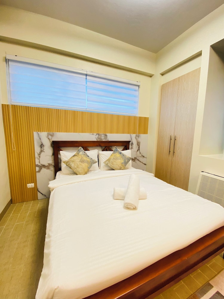 City Studio, 1 Queen Bed, Balcony, Poolside photo 1
